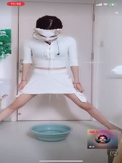 最新流出❤️《疯狂抖音》颜值反差婊美女带面具直播尿尿}