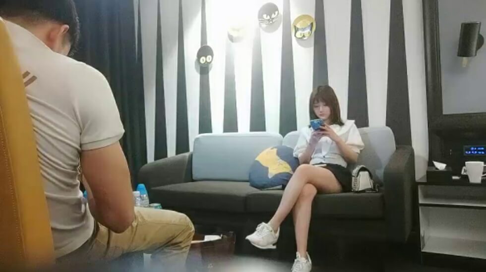 沈先森大师深夜场美腿文静妹子，深喉口交活不错，我假装被你强奸，抬起双腿猛操还疼要哭了的...}