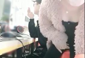 饥渴清纯女主播现场直播网吧勾引保安值班室啪啪.}