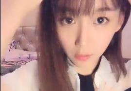 清纯可爱都学生妹子，为帮补家计开启自慰直播秀，很是诱惑.}