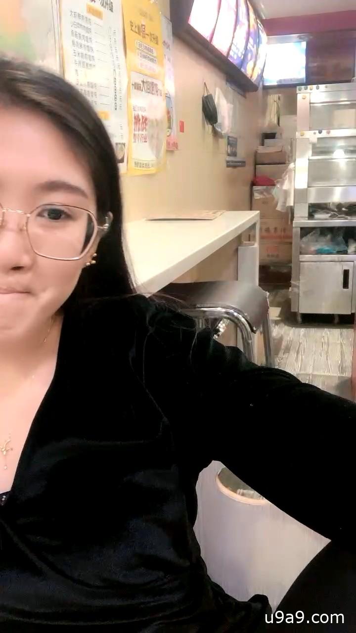 炸鸡店老板娘在店里偷偷播听狼友指挥跑到厨房漏出骚奶子揉捏好刺激脱了裤子掰开骚逼给狼友看精彩刺激.}