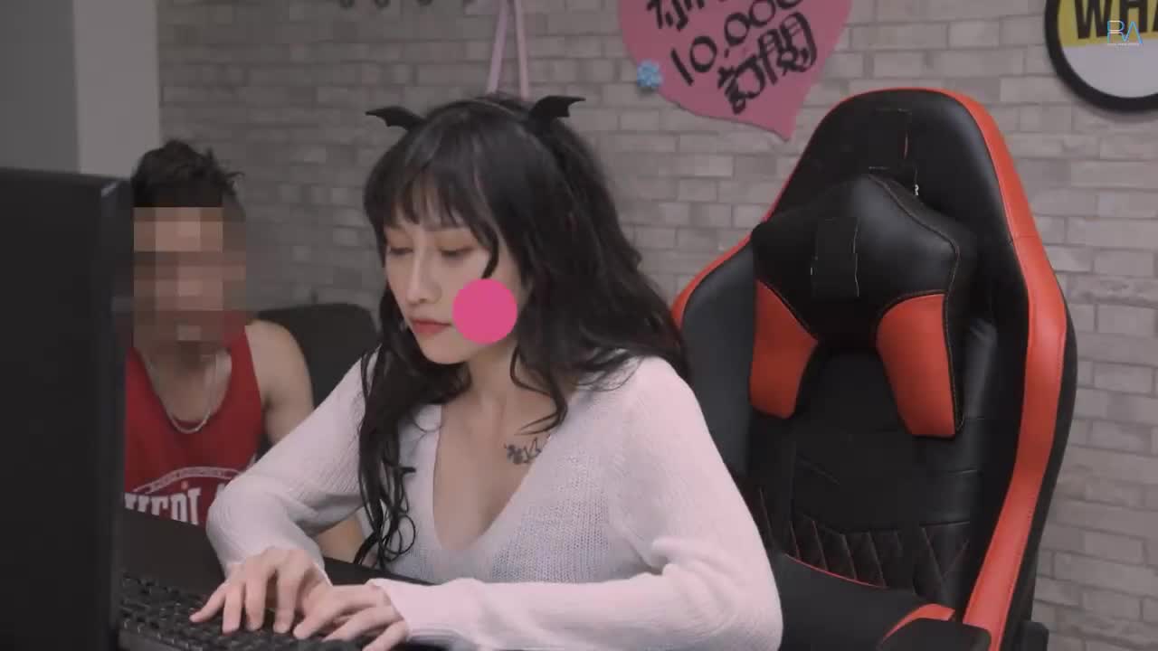 华语中字剧情呈现遊戲實況主的墮落..}
