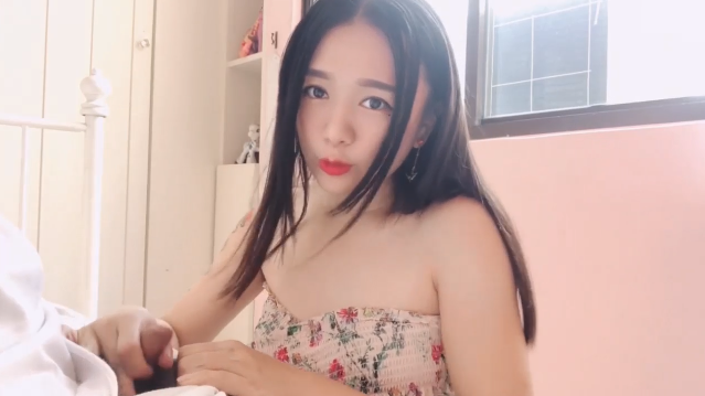 饥渴少妇随机抽取一名男子带回房间做爱..}