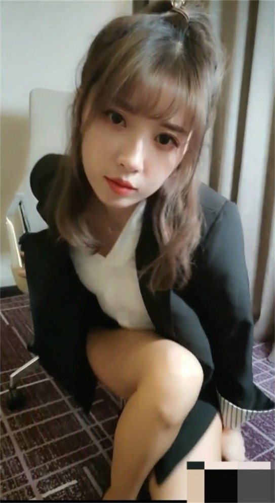超美小女巫露娜土豪定制私拍流出OL装黑丝露毛字裤闪露阴唇.}