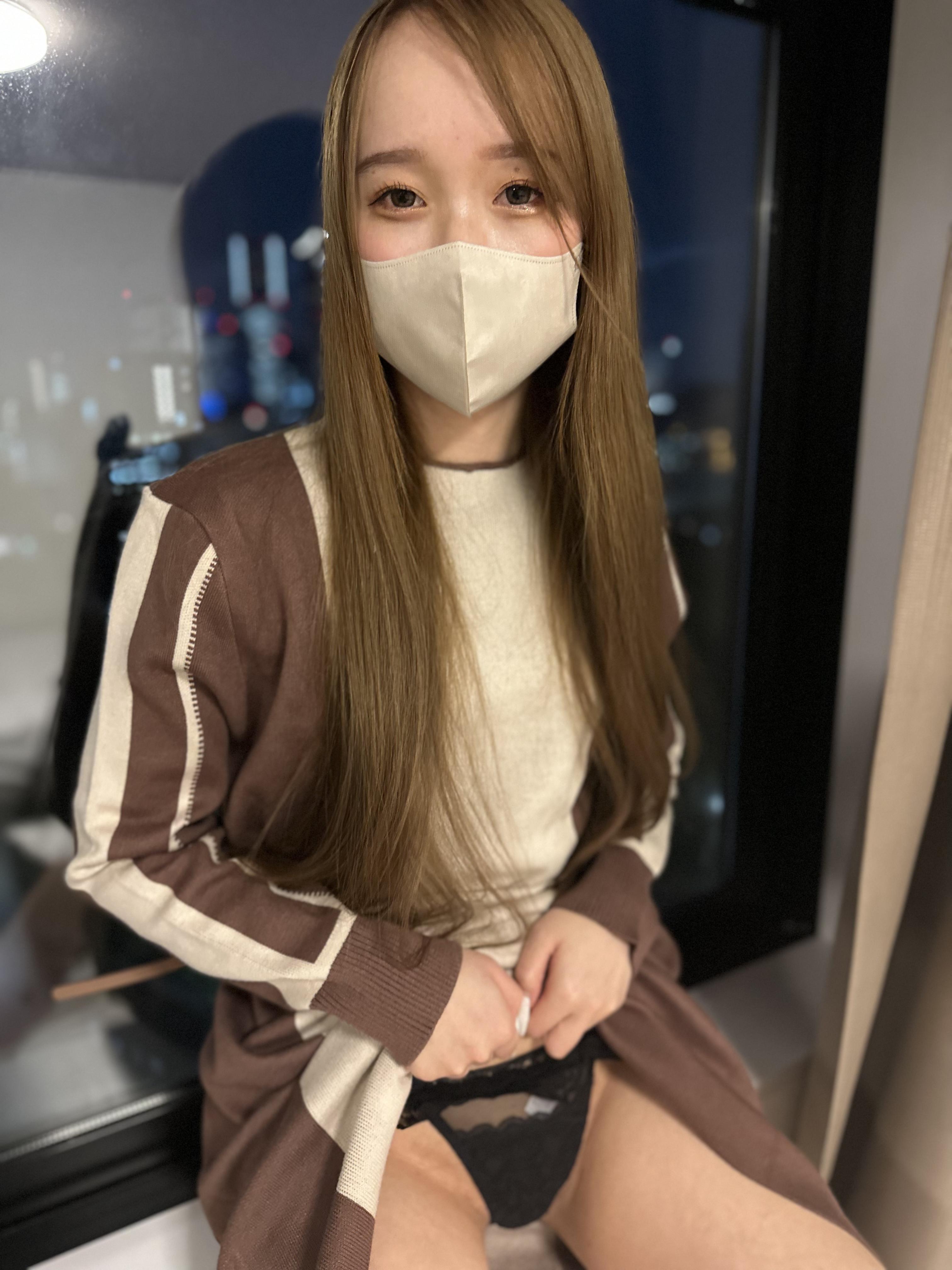 FC2-4411764 【処#女】 初撮り♡マスク剥ぎとりシレっと中出し♡『中には出さないからっ』は言葉だけ♡め}