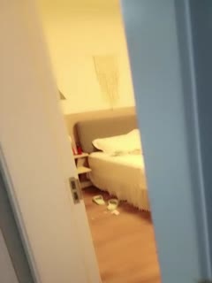 骚姐姐观战妹妹的性福生活，掰开骚逼给小哥舔，口交大鸡巴舔蛋蛋}