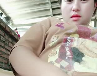 怀孕的人妻露脸大白天哄着孩子还要伺候大哥激情啪啪掰开逼逼给狼友看特写各种舔弄大鸡巴无套爆草射逼里}