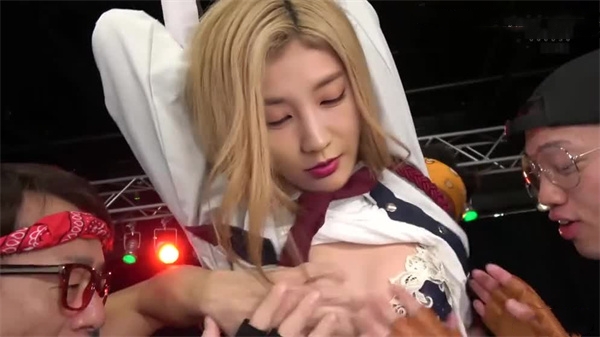 AI-李一桐-电影院女安保与游客难忘的一晚}