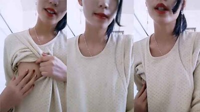 在哺乳期的美女.}