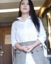 挑了个颜值不错的小姐先口爆一次再切磋技术.}
