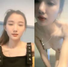 姐姐洗澡前先来抠抠摸摸开个直播赚外快.}