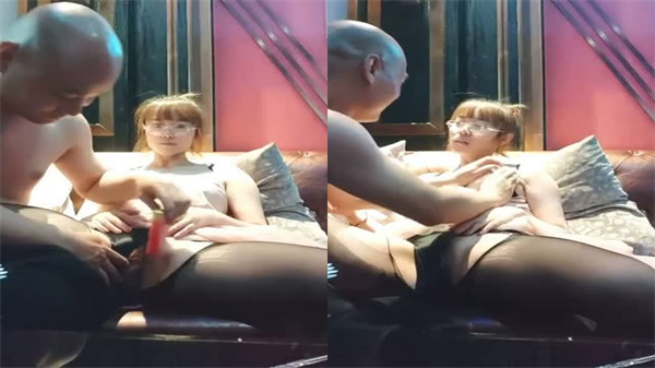 黑丝大奶眼镜骚妇包间里3P激战两名狼友}