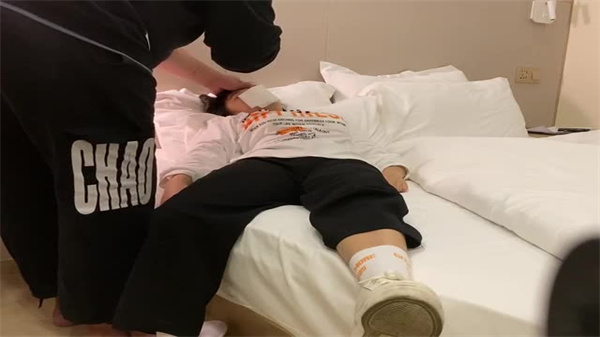 精选资源肥猪哥下药迷翻03年的美女同事}