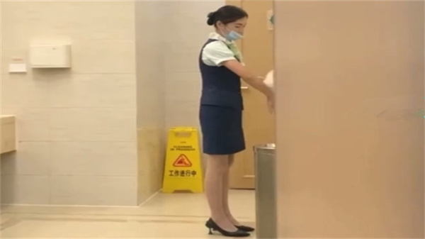 精品厕拍空姐机场厕拍丝制高跟气质美女}