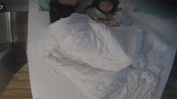 酒店偷拍C罩杯的大奶妹和刚在一起的男友出来开房_}