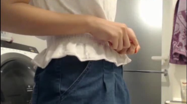 四月最新流出坑闺蜜系列学生宿舍偷拍室友躲在浴室玩震动棒洗澡}