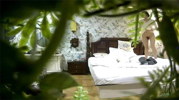 连锁酒店偷拍情侣开房_}