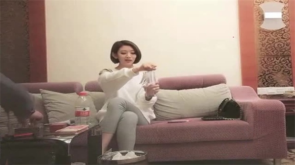 寻花偷拍-大屌魔人高价約了个气质御姐穿上连身网袜装激情啪啪}