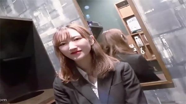 制服还没脱下的甜美邻家小美眉一线粉逼插进去好紧}