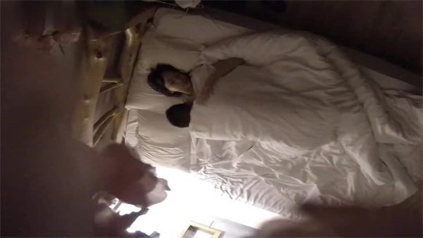 不良酒店盗录可爱鲜嫩学妹与大屌男友开房爱爱.}